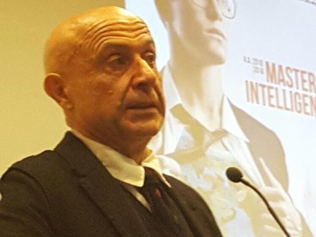 Marco Minniti che inaugura nell'Aula Magna dell'Università della Calabria l'edizione dell'anno scorso del Master in Intelligence.