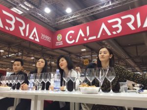 I giudici assaggiano i vini calabresi