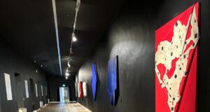 Cesare Berlingeri incanta al Museo Lìmen con una mostra di forza espressiva e profondità concettuale Un viaggio emozionante tra spazio, memoria e materia nelle opere di Cesare Berlingeri, protagonista della mostra “Tra le pieghe dell’arte” inaugurata con successo al Museo Lìmen di Vibo Valentia.