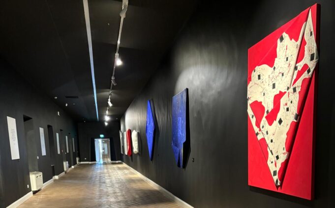 Cesare Berlingeri incanta al Museo Lìmen con una mostra di forza espressiva e profondità concettuale Un viaggio emozionante tra spazio, memoria e materia nelle opere di Cesare Berlingeri, protagonista della mostra “Tra le pieghe dell’arte” inaugurata con successo al Museo Lìmen di Vibo Valentia.